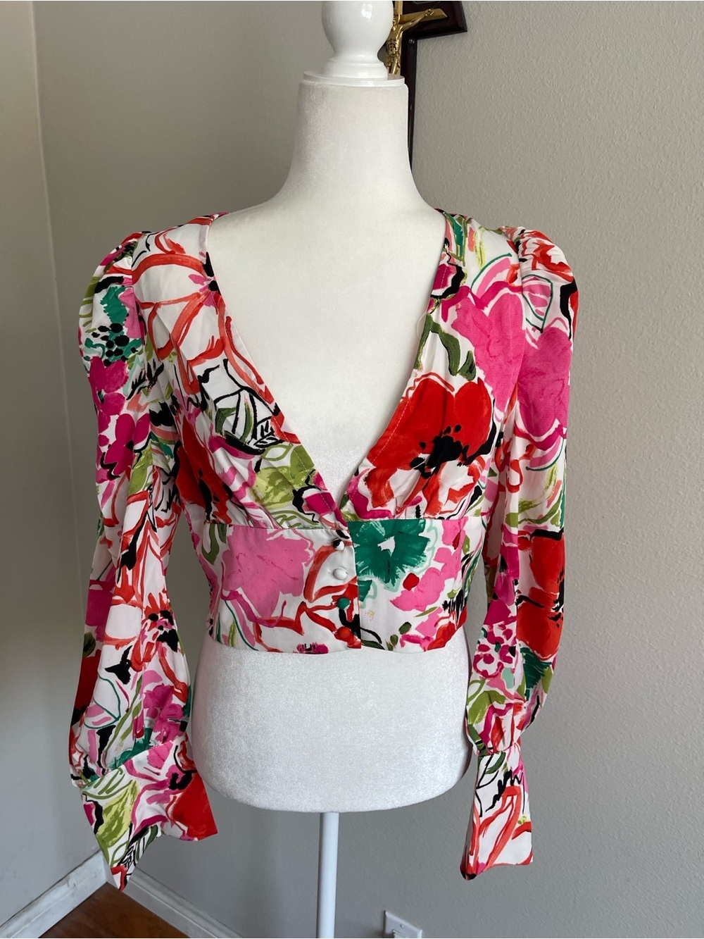 Everly Floral V-Neck Crop Blouse in Pink, Red & Green